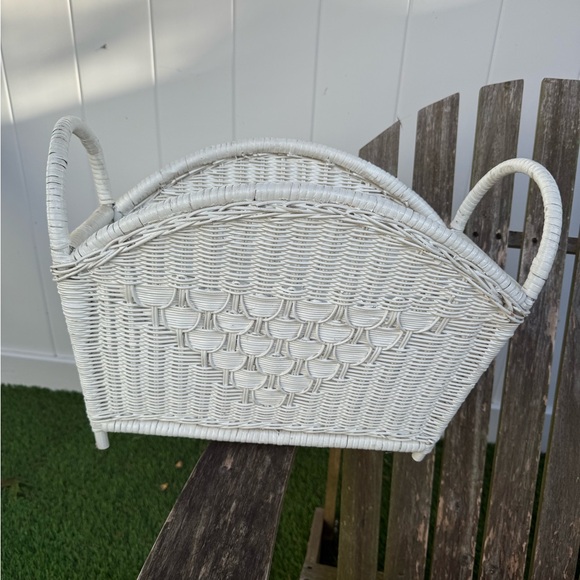 VTG White Wicker Woven Magazine Rack Yarn Caddy Storage Basket Récord Holder MCM